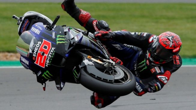 Pembalap tim Monster Energy Yamaha Fabio Quartararo mengalami kecelakaan saat latihan jelang laga balap MotoGP Inggris di sirkuit Silverstone, Inggris, Jumat (27/8/2021). ANTARA FOTO/Action Images via Reuters/Andrew Boyers/foc.