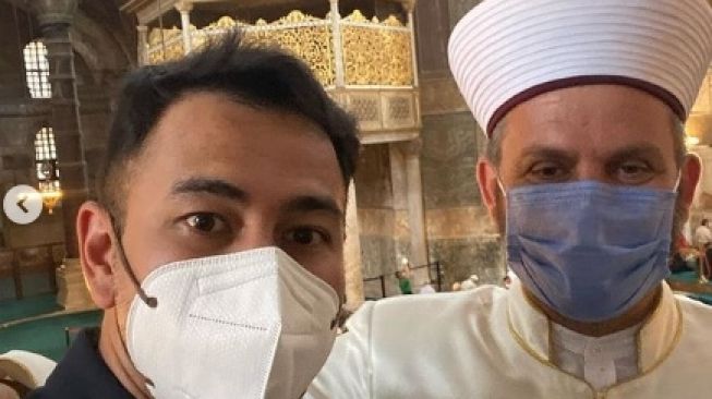 Jadi Sorotan, Ini Foto Raffi Ahmad Bareng Imam Masjid Hagia Sophia