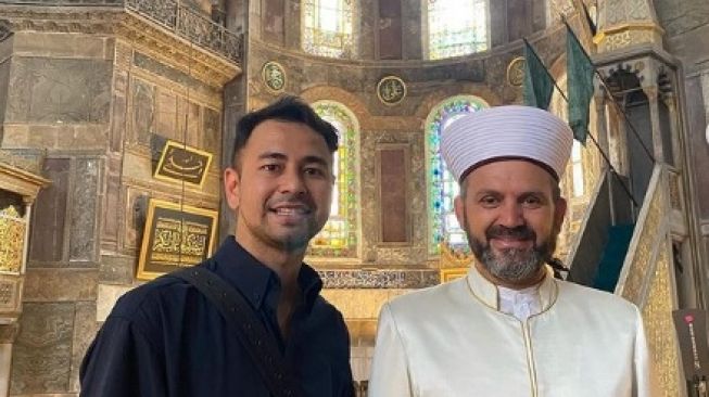 Raffi Ahmad bersama Ferruh Mustuer, salah satu imam besar Masjid Hagia Sophia [Instagram/raffinagita1717]