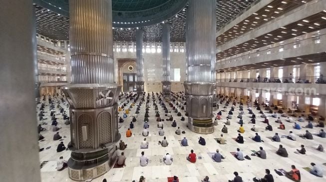 Pelaksanaan salat Jumat di Masjid Istiqlal Jakarta di masa Pandemi Covid-19. (Suara.com/Arga)