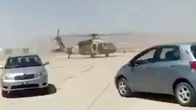 Viral Video Taliban Coba Terbangkan Helikopter Blackhawk AS, Cuma Terangkat Sedikit