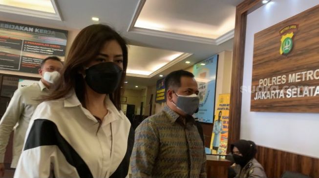 Istri Jonathan Frizzy, Dhena Devanka tiba di Polres Jakarta Selatan [Suara.com/Yuliani]