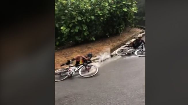 Pesepeda terkapar di jalan buat terkecoh. (TikTok)