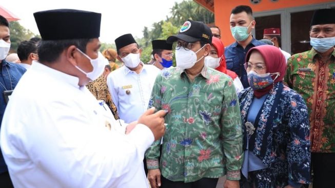 Mendes PDTT, Abdul Halim Iskandar dan istri, istri, Umi Lilik Nasriyah, mengunjungi Nagari Toboh Gadang Timur, Kabupaten Padang Pariaman, Jumat (27/8/2021). (Dok: Kemendes PDTT)