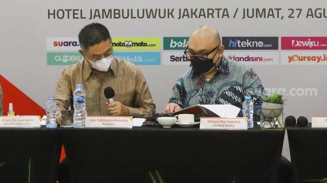 Komisaris Iwa Sukresno Karunia dan Direktur Utama 
 PT Arkadia Digital Media Tbk Wiliam Martapura saat menggelar Rapat Umum Pemegang Saham (RUPS) di Jambuluwuk Thamrin Hotel, Jakarta, Jumat (27/8/2021). [Suara.com/Alfian Winanto]