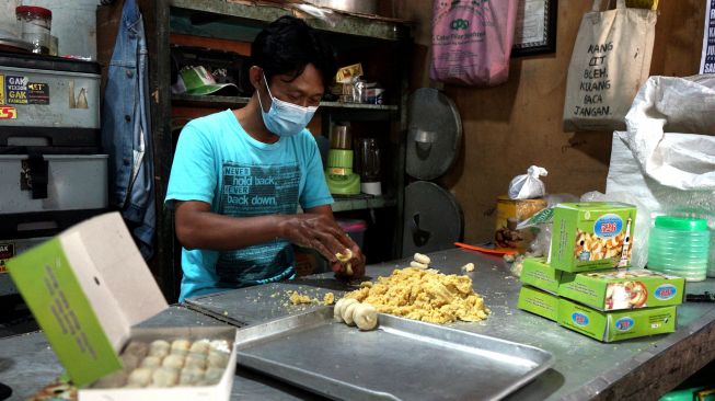 Pekerja memproduksi bakpia di Bakpia Pathok 526 Sedulur, Ngampilan, Pathuk Sanggrahan, Yogyakarta, Jumat (27/8/2021).  ANTARA FOTO/Andreas Fitri Atmoko