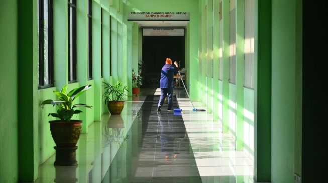 Tenaga kesehatan membersihkan lantai di ruangan bekas isolasi pasien COVID-19 di Rumah Sakit Umum Daerah (RSUD) Loekmono Hadi, Kudus, Jawa Tengah, Jumat (27/8/2021). ANTARA FOTO/Yusuf Nugroho