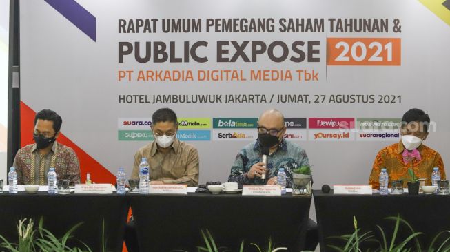 Dari kiri ke kanan: Komisaris Independen Ariyo Ali Suprapto, Komisaris Iwa Sukresno Karunia, Direktur Utama Wiliam Martapura, dan Direktur PT Arkadia Digital Media Tbk Suwarjono saat menggelar Rapat Umum Pemegang Saham (RUPS) di Jambuluwuk Thamrin Hotel, Jakarta, Jumat (27/8/2021). [Suara.com/Alfian Winanto]