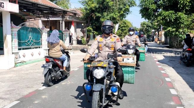 Membelah Desa, Kisah Kapolres Sukoharjo Gunakan Motor Beronjong Bantu Warga Disabilitas