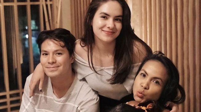 Fero Walandouw tampak akrab dengan ibunda Steffi Zamora dan putri bungsunya. [Instagram]