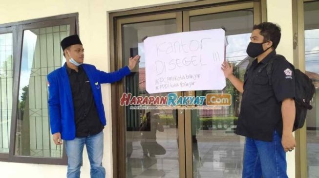 Anggota Dewan Datang Terlambat, Gedung DPRD Kota Banjar Disegel