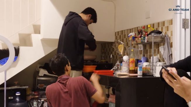 Momen Rendi Jhon masak buat Glenca Chysara. (YouTube/G! and Team)