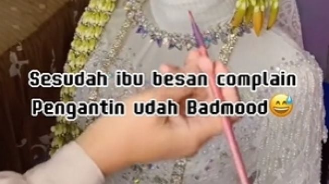 Pengantin bad mood riasan dikomplain ibu mertua. (Tiktok)