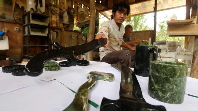 Perajin UMKM menyelesaikan produk berbagai kerajinan dari batu giok nephrite di Desa Lae Bersih, Kota Subulussalam, Aceh, Jumat (27/8/2021). ANTARA FOTO / Irwansyah Putra