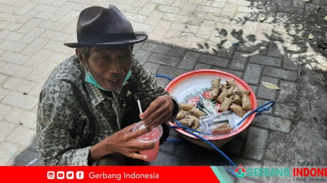 Sepi Sejak Awal Pandemi, Pedagang Keliling Ini Nangis Bingung Cari Uang