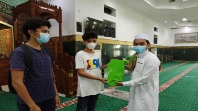 Si Kembar Keanu dan Valen Masuk Islam di Masjid Agung Annur