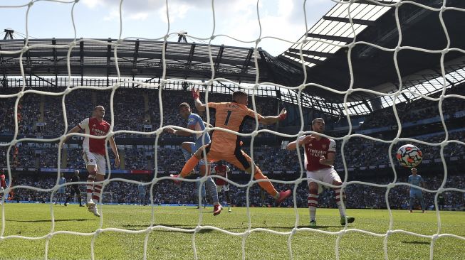 Gelandang Manchester City Ferran Torres mencetak gol kelima timnya selama pertandingan sepak bola Liga Premier Inggris antara Manchester City dan Arsenal di Stadion Etihad, Manchester, Inggris, pada (28/8/2021). [Oli SCARFF / AFP]