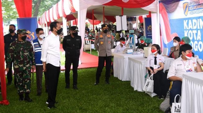 Tinjau Program Vaksinasi Kolaborasi Kebangsaan, Jokowi: Kalau Kekurangan Vaksin Sampaikan