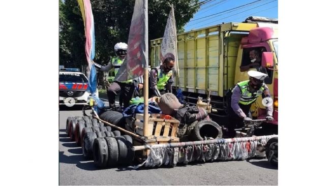 Terciduk! 3 Aparat Tengah Naik Vespa Gembel di Jalan, Ternyata Begini Fakta di Lapangan