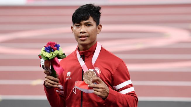 Pelari Indonesia Sapto Yogo Purnomo berpose dengan medali perunggu nomor lari 100 meter Paralimpiade Tokyo 2020 di Stadion Nasional Tokyo, jepang, Jumat (27/8/2021).  ANTARA FOTO
