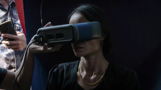Warga Suku Baduy mengikuti proses perekaman data retina mata untuk KTP Elektronik di Kampung Cijahe, Lebak, Banten, Sabtu (28/8/2021). [ANTARA FOTO/Muhammad Bagus Khoirunas]