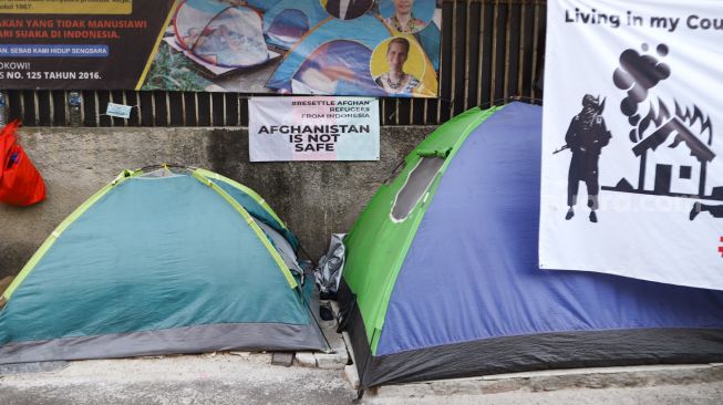 Tenda - tenda sementara para Pencari Suaka asal Afghanistan di Kebon Sirih, Jakarta Pusat, Sabtu (28/8/2021). [Suara.com/Alfian Winanto]