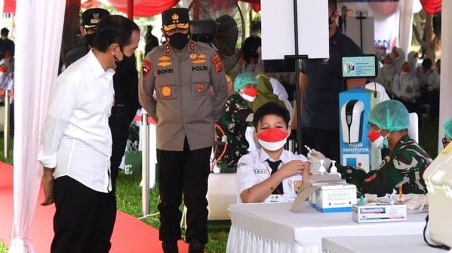 Ke Kebun Raya Bogor, Presiden Jokowi Tinjau Vaksinasi Pelajar