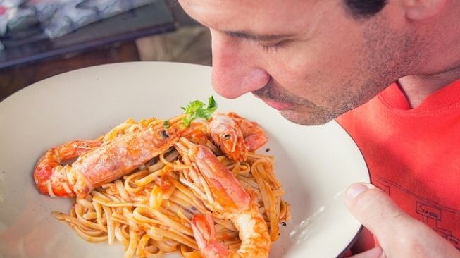 Sedang Diet? Mencium Aroma Makanan selama 2 Menit Bisa Mengurangi Nafsu Makan Lho