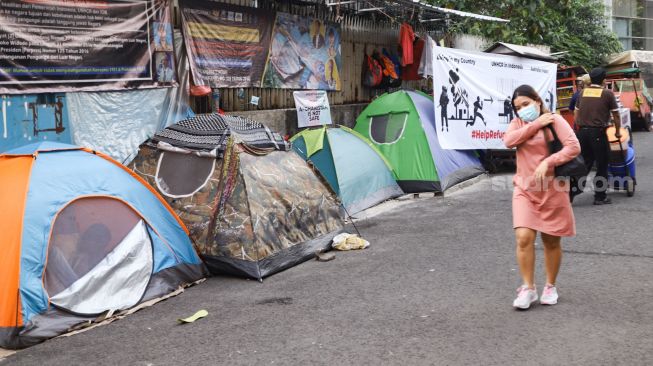 Tenda - tenda sementara para Pencari Suaka asal Afghanistan di Kebon Sirih, Jakarta Pusat, Sabtu (28/8/2021). [Suara.com/Alfian Winanto]