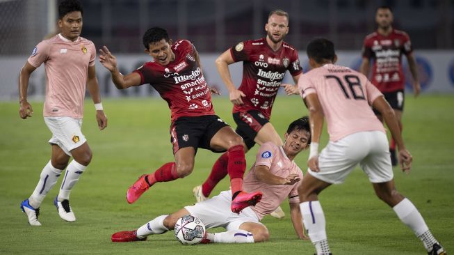 Pesepak bola Bali United Rizky Pellu (kedua kiri) berebut bola dengan pesepak bola Persik Kediri Risna Ranggalelana (tengah, bawah) dalam laga pembuka Liga 1 2021-2022 di Stadion Utama Gelora Bung Karno (SUGBK), Senayan, Jakarta, Jumat (27/8/2021). ANTARA FOTO/Aditya Pradana Putra