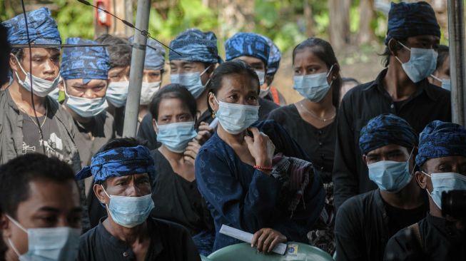 Warga Suku Baduy menunggu giliran untuk perekaman data KTP Elektronik di Kampung Cijahe, Lebak, Banten, Sabtu (28/8/2021). [ANTARA FOTO/Muhammad Bagus Khoirunas]