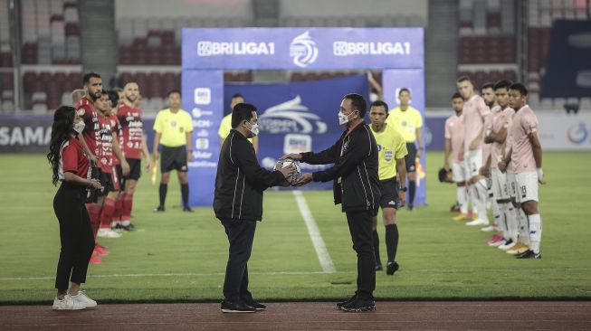 Menteri BUMN Erick Thohir (kiri) menyerahkan bola kepada Ketua Umum PSSI Mochamad Iriawan (kanan) saat membuka Kompetisi BRI Liga 1 2021-2022 di Stadion Utama Gelora Bung Karno, Senayan, Jakarta, Jumat (27/8/2021).  ANTARA FOTO/Dhemas Reviyanto