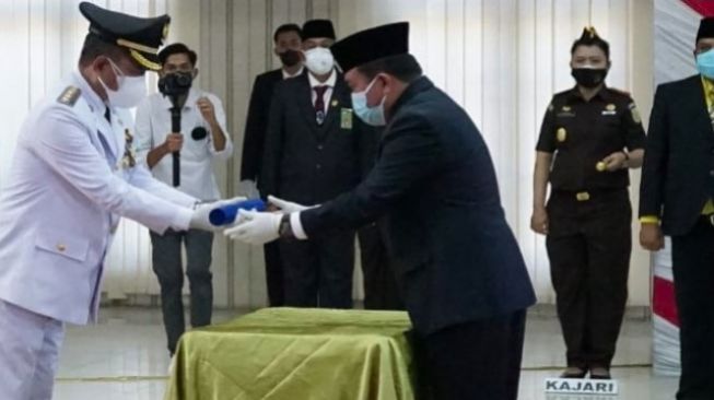 Gubernur Jambi Lantik Mantan Gurunya jadi Bupati Merangin