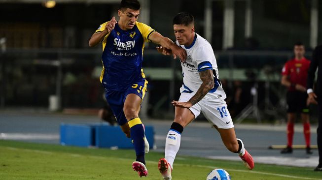 Pemain depan Inter Milan Joaquin Correa bersaing dengan bek Hellas Verona Bosko Sutalo selama pertandingan sepak bola Serie A Italia antara Hellas Verona melawan Inter di Stadion Marc'Antonio Bentegodi, Sabtu (28/8/2021) dini hari WIB. MIGUEL MEDINA / AFP