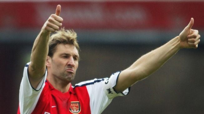 Mantan pemain Arsenal, Tony Adams. [ADRIAN DENNIS / AFP]