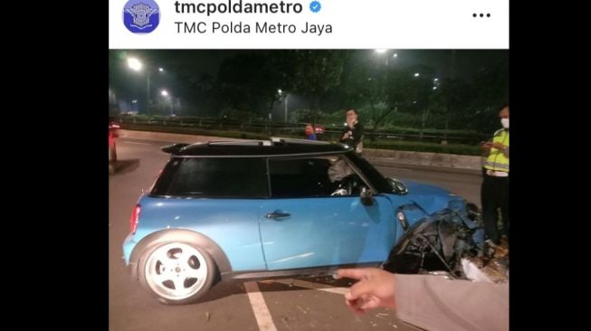 MINI Cooper biru mengalami laka lantas dekat JCC ruas arah Slipi pada Sabtu (28/8/2021) [Instagram TMC Polda Metro Jaya].