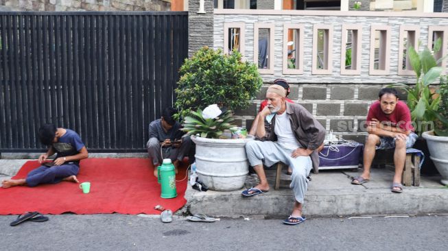 Pencari Suaka asal Afghanistan beraktivitas di Kebon Sirih, Jakarta Pusat, Sabtu (28/8/2021). [Suara.com/Alfian Winanto]