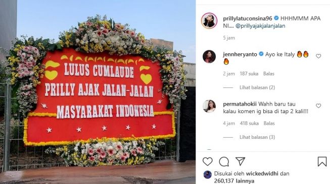 Papan bunga unik dari fans untuk Prilly Latuconsina. [Instagram]