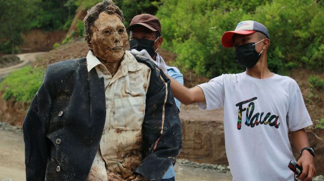 Sejumlah kerabat membersihkan jenazah keluarga saat ritual Manene di Pangala, Kecamatan Rindingallo, Kabupaten Toraja Utara, Sulawesi Selatan, Jumat (27/8/2021). ANTARA FOTO / Sevianto Pakiding