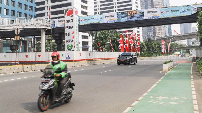 Proyek pembangunan Jembatan Penyeberangan Orang (JPO) sekaligus Jembatan Penyeberangan Sepeda (JPS) Karet-Sudirman di Karet Tengsin, Jakarta Pusat, Sabtu (28/8/2021). [Suara.com/Alfian Winanto]