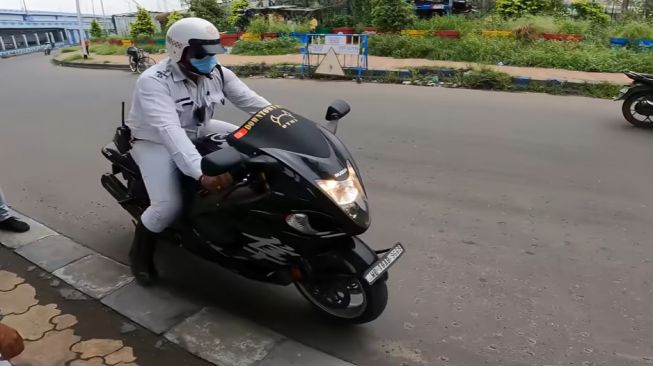 Polisi jajal SUzuki Hayabusa milik pelanggar (Youtube)