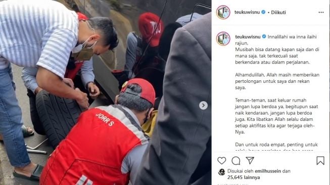 Ban mobil Teuku Wisnu pecah di jalan. [Instagram]