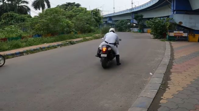 Niat Lakukan Tilang, Polisi Ini Malah Jadi Girang Disuruh Jajal Suzuki Hayabusa Pelanggar