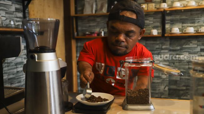 Komedian Ucok Baba meracik kopi spesial buatannya saat ditemui di Cafenya di Kawasan Cipayung, Depok, Jawa Barat, Rabu (25/8/2021). [Suara.com/Alfian Winanto]