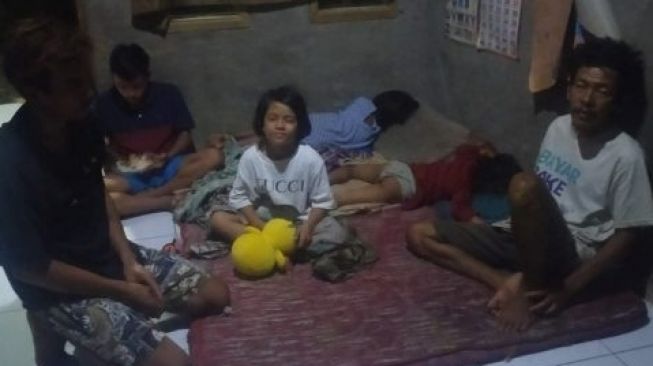 Ayah di Banten Keliling Kampung Cari Seragam Bekas untuk Anak, Kisahnya Haru