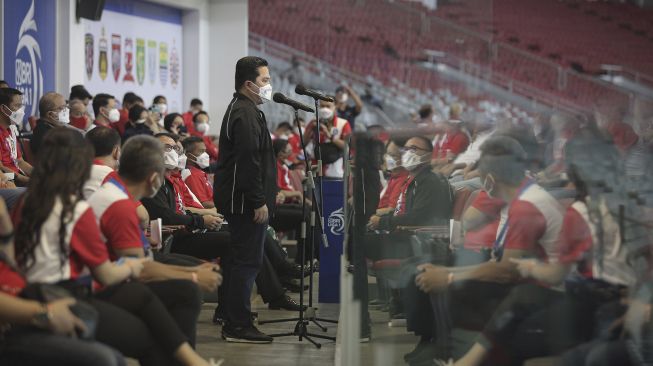 Menteri BUMN Erick Thohir menyampaikan sambutan sebelum membuka Kompetisi BRI Liga 1 2021-2022 di Stadion Utama Gelora Bung Karno, Senayan, Jakarta, Jumat (27/8/2021). ANTARA FOTO/Dhemas Reviyanto