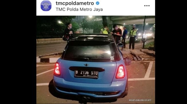 MINI Cooper biru mengalami laka lantas dekat JCC ruas arah Slipi pada Sabtu (28/8/2021) [Instagram TMC Polda Metro Jaya].