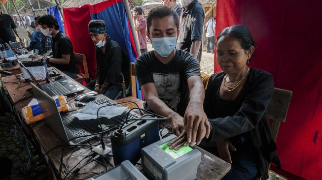 Warga Suku Baduy melakukan perekaman sidik jari untuk KTP Elektronik di Kampung Cijahe, Lebak, Banten, Sabtu (28/8/2021). [ANTARA FOTO/Muhammad Bagus Khoirunas]