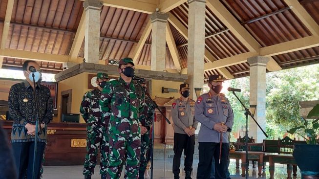 Tinjau Vaksinasi di Denpasar, Panglima TNI Singgung Soal Fasilitas Isolasi Terpusat