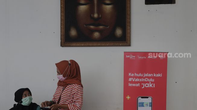 Warga berkonsultasi dengan vaksinator sebelum mendapatkan vaksinasi COVID-19 di Vihara Avalokitesvara, Mangga Besar, Jakarta, Minggu (29/8/2021). [Suara.com/Angga Budhiyanto]